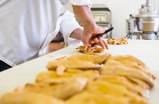 Préparation de foie gras, des artisans conserveurs