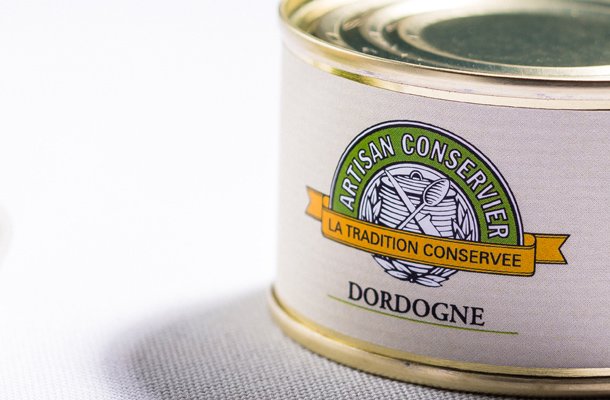 Conservation optimale du foie gras en conserve ou bocal Gros plan d'une conserve de foie gras